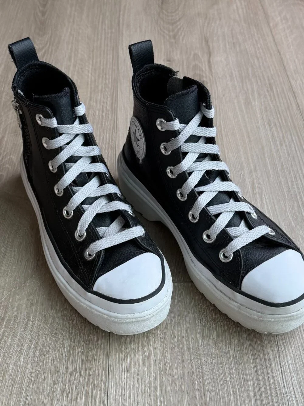 Converse Chuck Taylor Lugged Lift Leather High Top Big Kids US 3